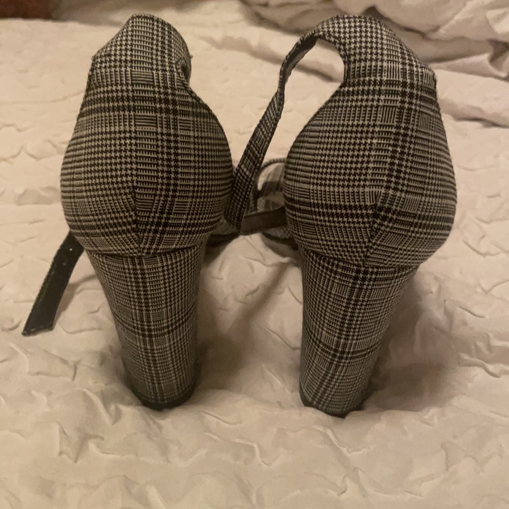 Heels - Picture 3 of 4
